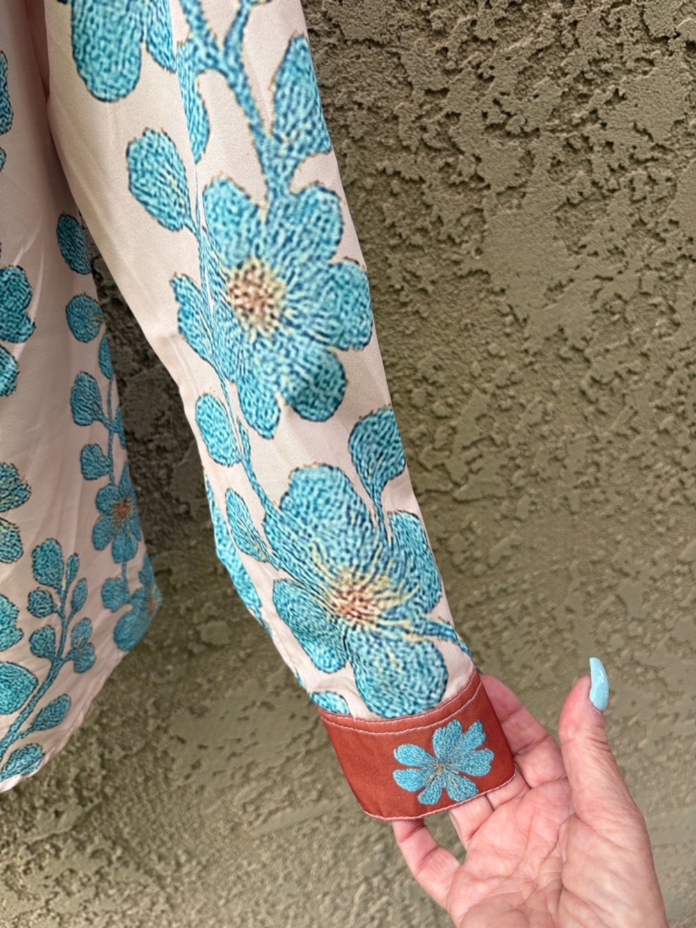 Beautiful blouse with horses and flowers . - Picture 3 of 3